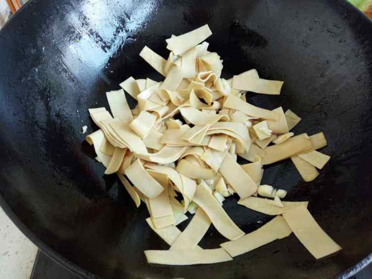 尖椒炒干豆腐步骤3
