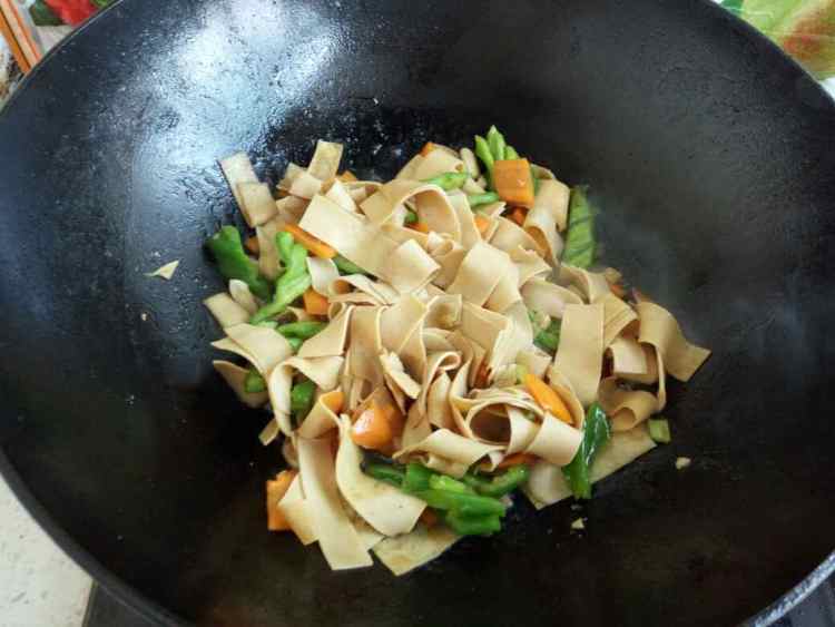 尖椒炒干豆腐步骤5