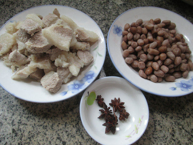 花生米烧猪肉步骤1