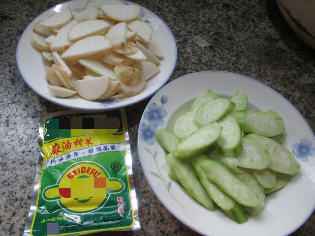 榨菜丝丝瓜香芋汤步骤1