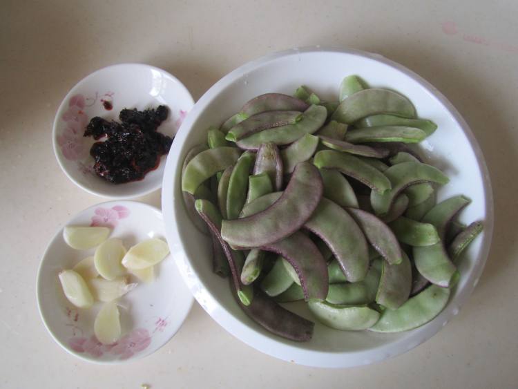 香辣豆豉炒扁豆步骤1
