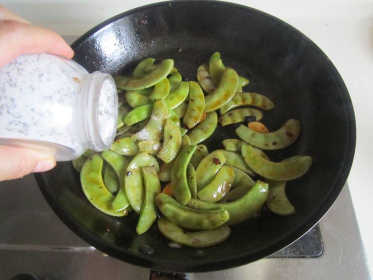 香辣豆豉炒扁豆步骤6