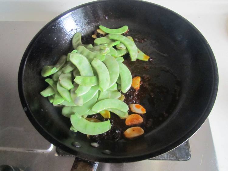 香辣豆豉炒扁豆步骤5