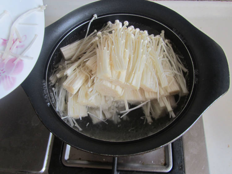 彩椒拌金针菇步骤2