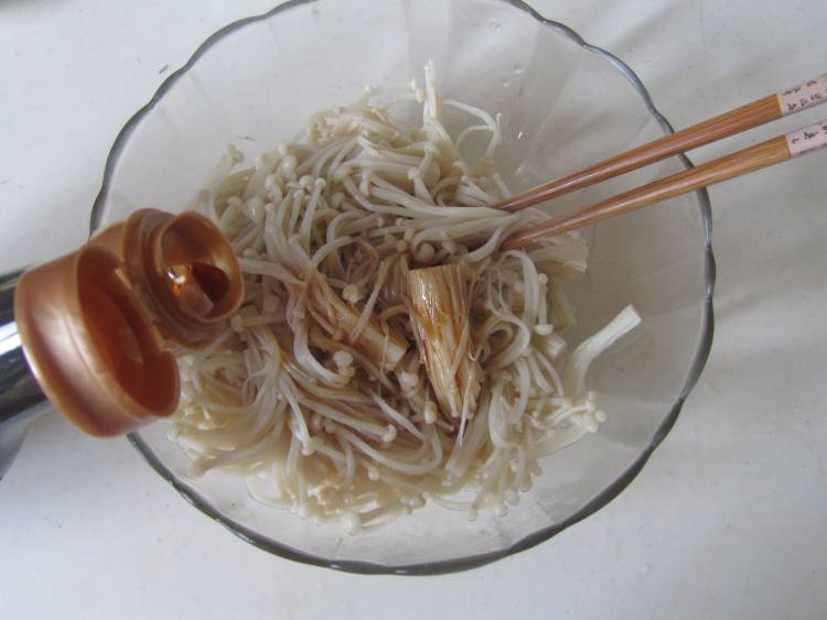 彩椒拌金针菇步骤4