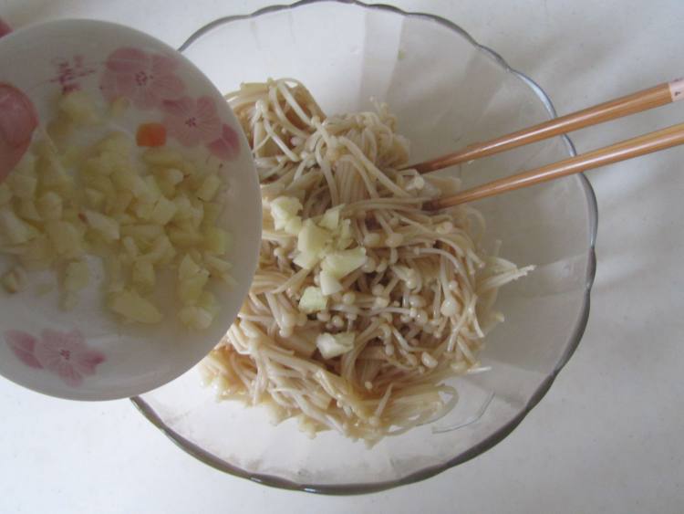 彩椒拌金针菇步骤5