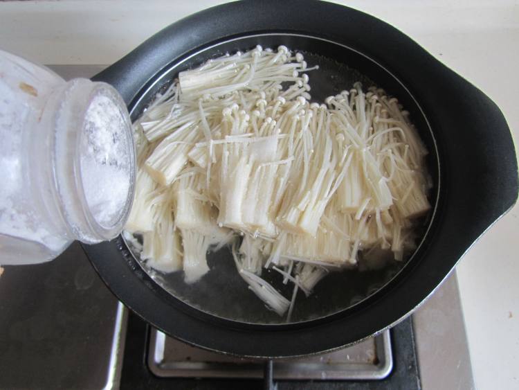 彩椒拌金针菇步骤3