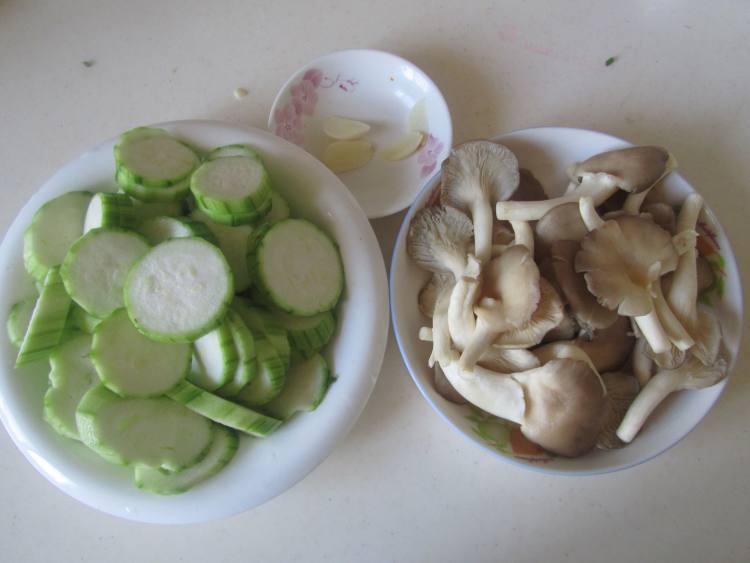 丝瓜炒姬菇步骤1