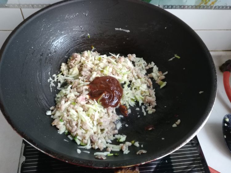 西葫芦肉酱面条步骤5