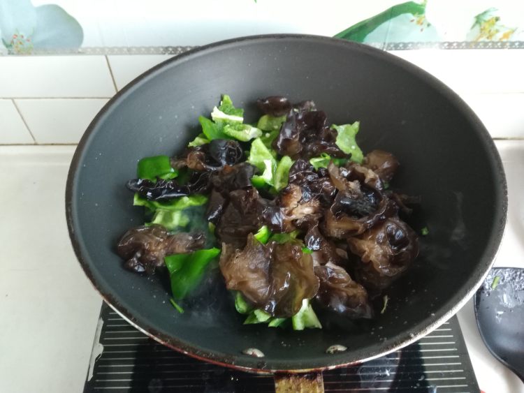 木耳猪肚炒青椒步骤6