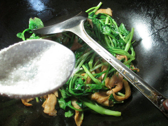 秀珍菇鸡毛菜面筋步骤7
