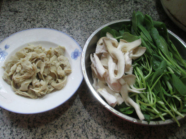 秀珍菇鸡毛菜面筋步骤1