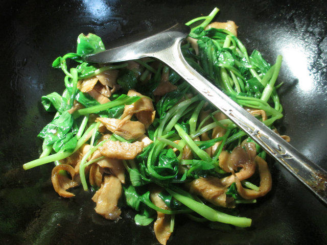 秀珍菇鸡毛菜面筋步骤5