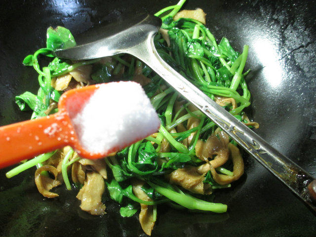 秀珍菇鸡毛菜面筋步骤6