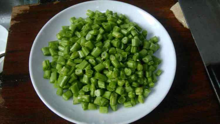 橄榄菜肉末四季豆步骤2