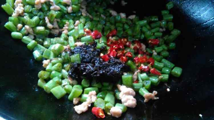 橄榄菜肉末四季豆步骤9