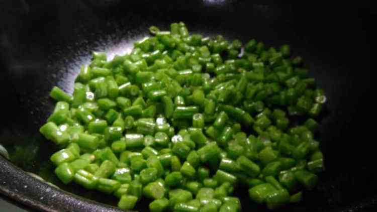 橄榄菜肉末四季豆步骤6
