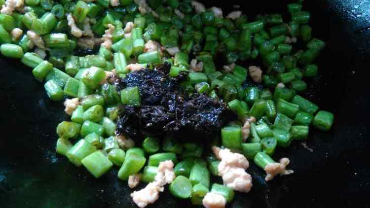 橄榄菜肉末四季豆步骤8