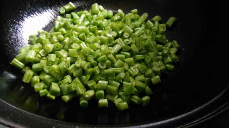 橄榄菜肉末四季豆步骤5
