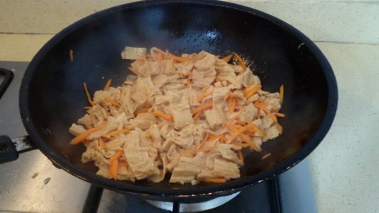 蒜香萝卜丝炒豆皮步骤7