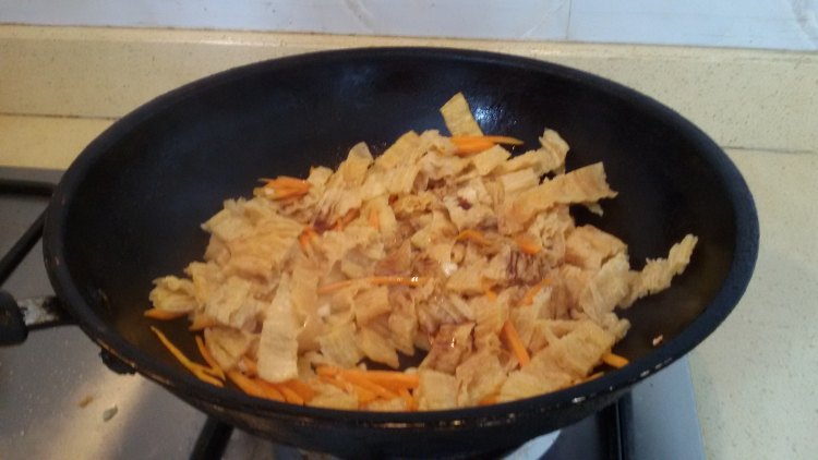 蒜香萝卜丝炒豆皮步骤5