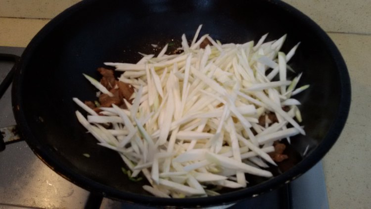 茭白丝炒肉片步骤3