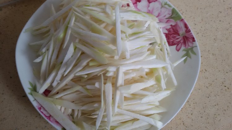 茭白丝炒肉片步骤1