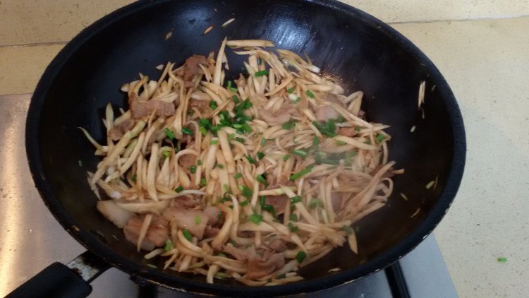 茭白丝炒肉片步骤5