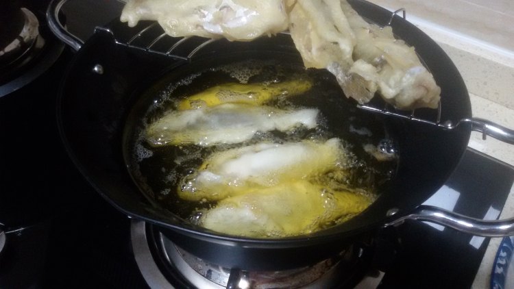 酥炸小河鱼步骤5