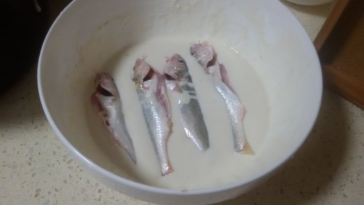 酥炸小河鱼步骤3