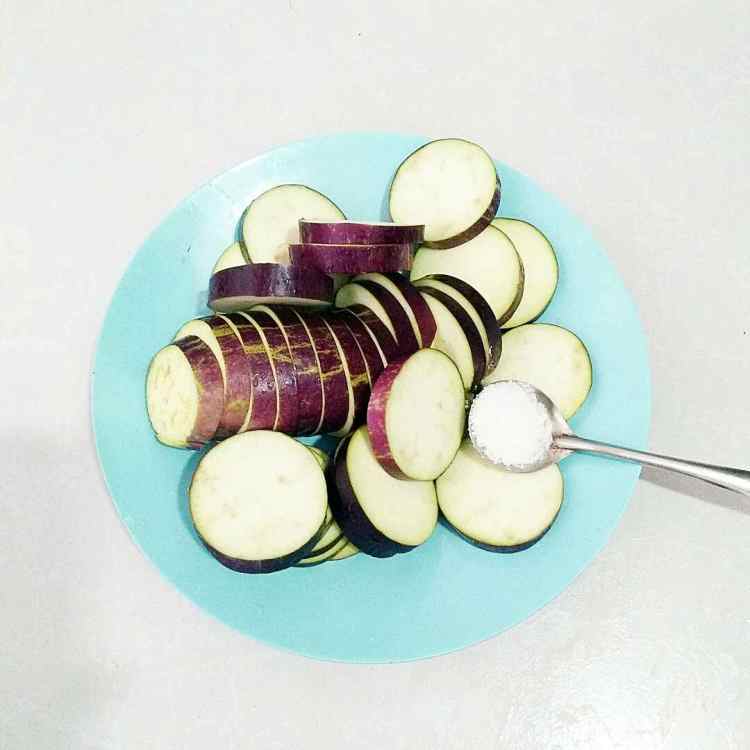 鱼香炒茄片步骤2