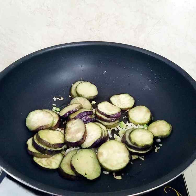鱼香炒茄片步骤8
