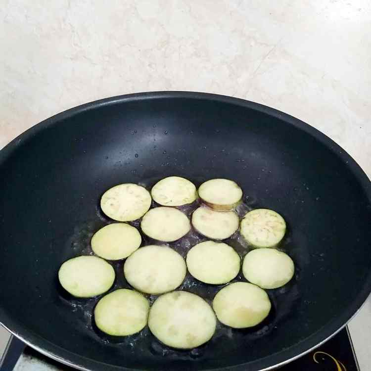 鱼香炒茄片步骤5