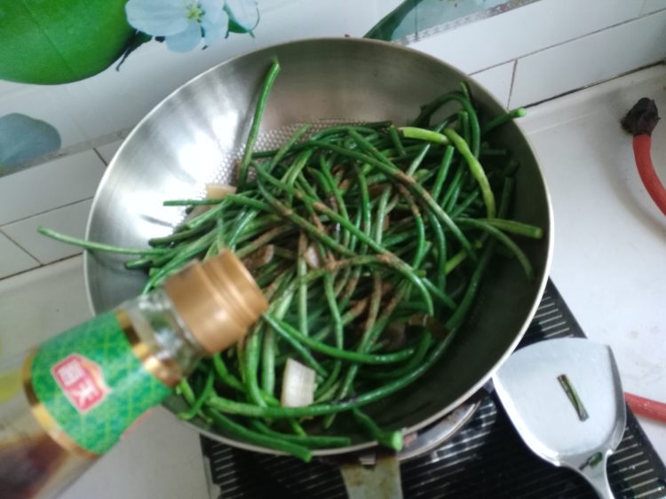 苏子叶肉皮焖豇豆步骤5