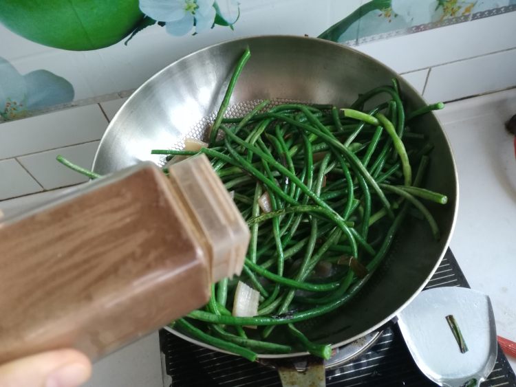 苏子叶肉皮焖豇豆步骤4