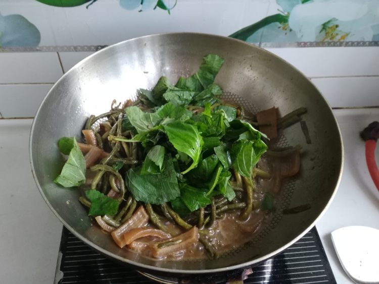 苏子叶肉皮焖豇豆步骤9