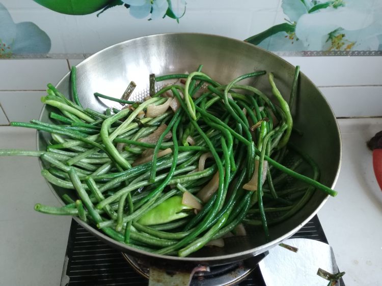 苏子叶肉皮焖豇豆步骤3