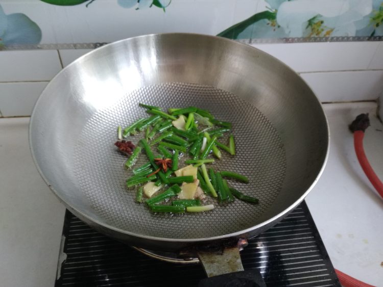 苏子叶肉皮焖豇豆步骤1