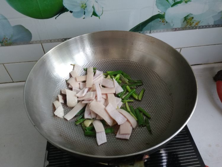 苏子叶肉皮焖豇豆步骤2