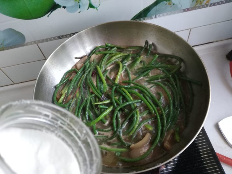苏子叶肉皮焖豇豆步骤8
