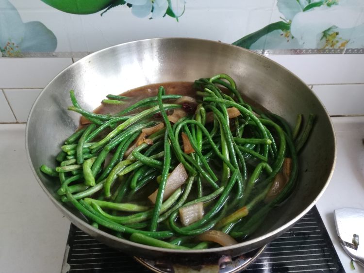 苏子叶肉皮焖豇豆步骤6