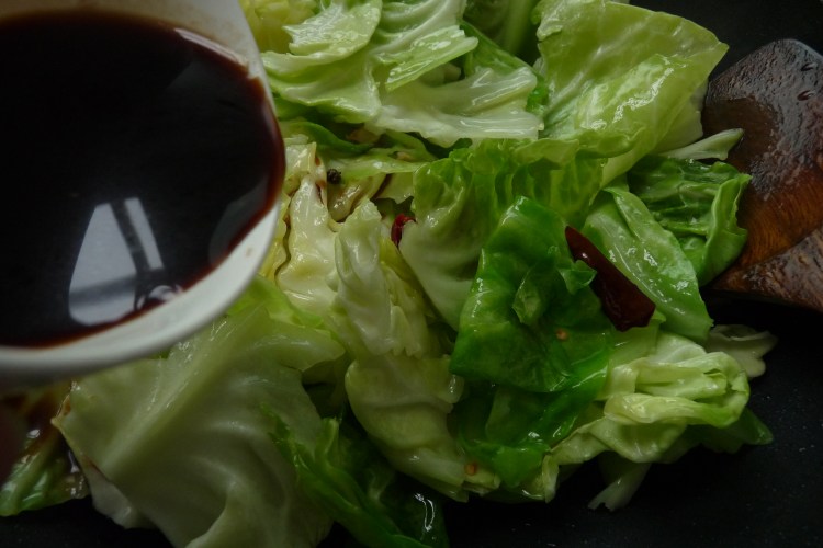酸辣包菜炒粉丝步骤6