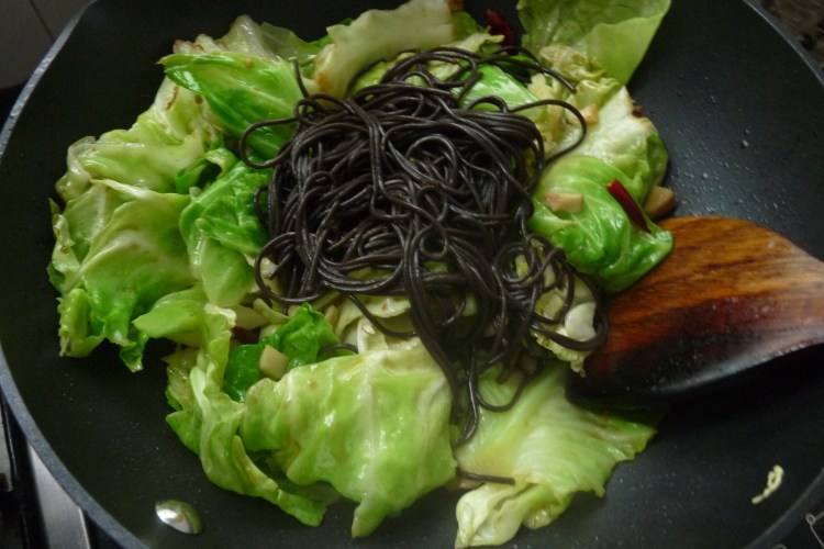 酸辣包菜炒粉丝步骤7