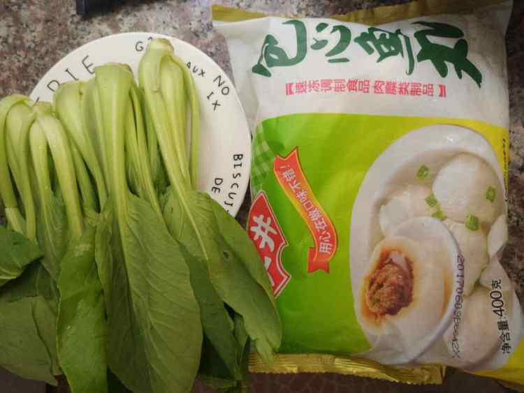 肉丸扒青菜步骤1
