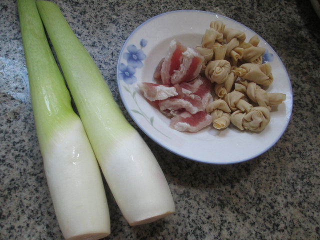 咸肉茭白煮千张结步骤1