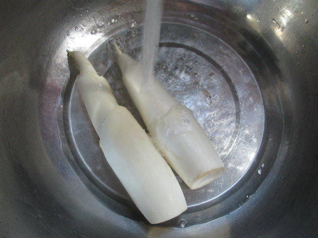 咸肉茭白煮千张结步骤2