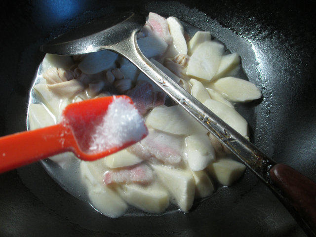 咸肉茭白煮千张结步骤6