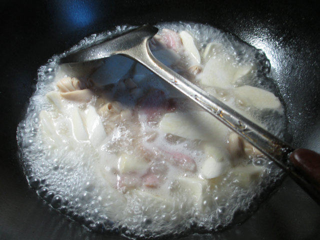 咸肉茭白煮千张结步骤5