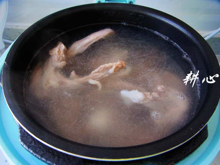 鸭锁骨苦瓜汤步骤4