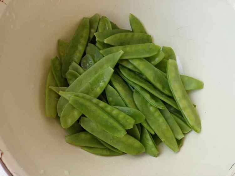 大虾荷兰豆炒杂蔬步骤1